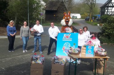 Kinder freuen sich über süße Leckerein.