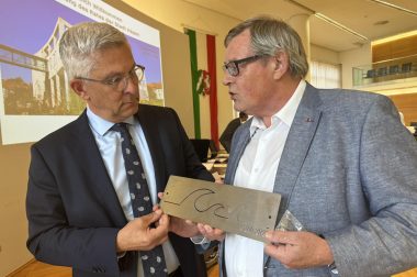 Wasserstandsanzeige der SkF-Hochwasserhilfe erreicht auch den Oberbürgermeister der Stadt Hagen